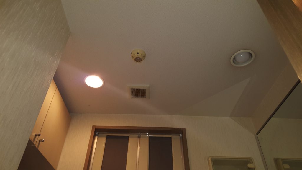 洗面　前